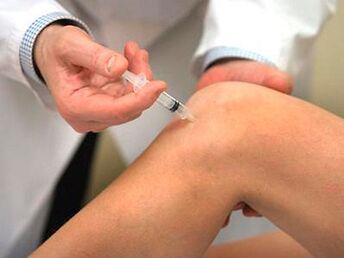 injection into the knee joint with arthritis